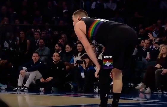 开云注册入口-让人揪心！约基奇无对抗应力性摔倒&amp;掘金喊暂停 好在无碍继续打