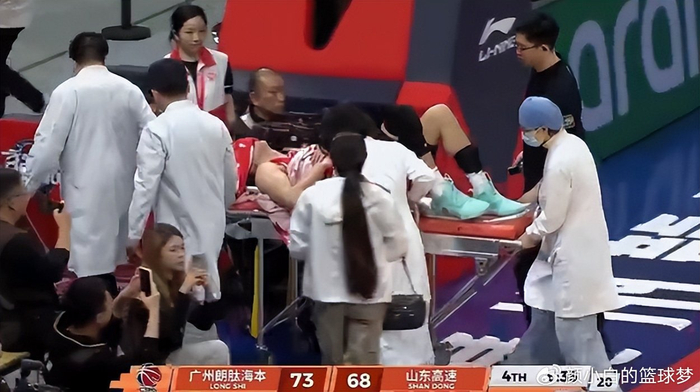 开云在线-退役X因素？郭艾伦左膝受伤捂脸沮丧 近三年仅打21场合同也将到期|广州男篮|山东男篮|丁彦雨航|郭指导|篮板_新浪体育_新浪新闻