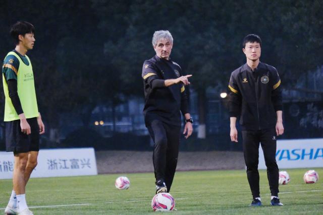 开云在线-浙江队全力“补课”：瞄准本土外援 姚均晟随队训练